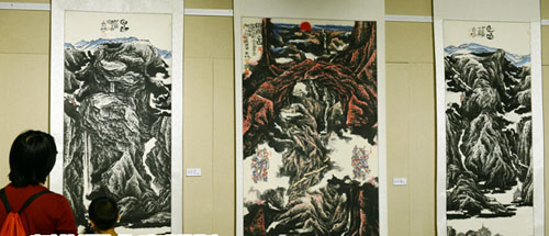 观众正在欣赏齐鹏画作.jpg 观众正在欣赏齐鹏画作.jpg