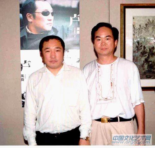 张迪华与著名画家卢禹舜在他的画作前