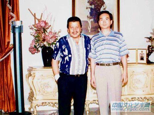张迪华和书画收藏者菲律宾前总统埃斯特拉达先生合影留念