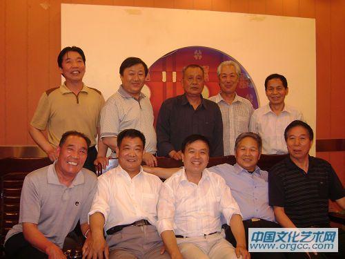 画家阳瑞祥与老班长合影