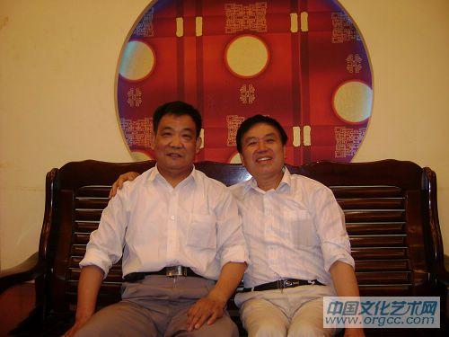 画家阳瑞祥与老班长合影