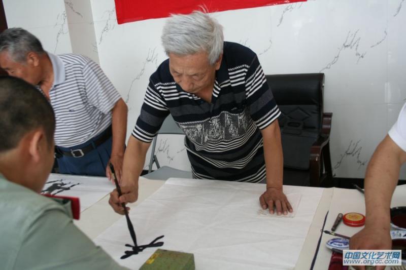洛阳王铎书画院慰问武警部队