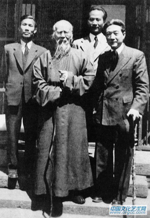 和著名画家齐白石、吴作人、李桦合影