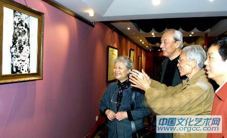2003年10月《吴冠中艺术专集》首发式在京举行