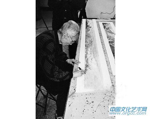 2004年春为重新托裱的三十年前的油画长卷《一九七四年长江》题名签字