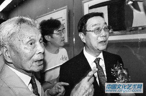 2006年8月27日在向故宫博物院院长郑欣淼等人介绍自己的作品