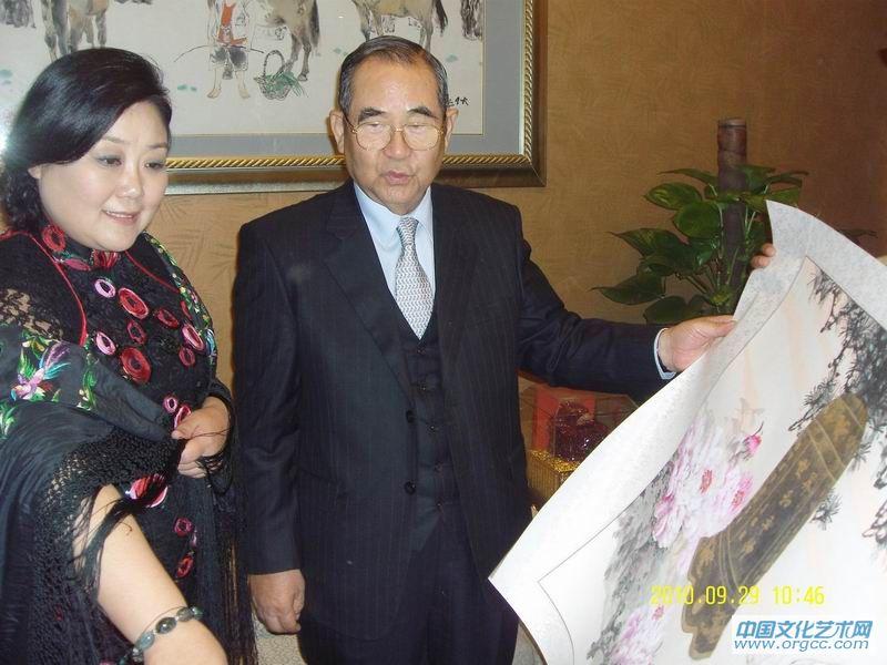 世华总会姜琳主席向韩国前总理李寿成先生讲解画家张蛟生作品创意