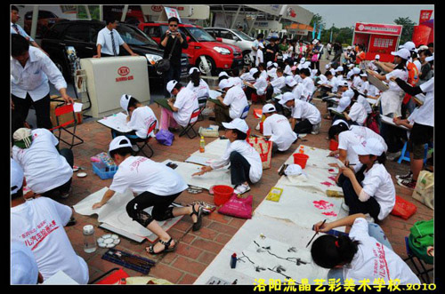 顶着炎热的太阳，小选手们在紧张的比赛着国画班的同学们很辛苦，只能趴在地上作画