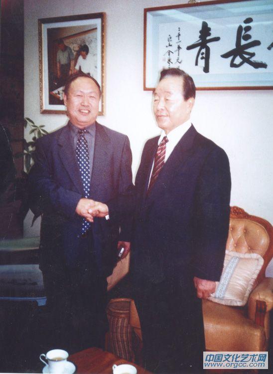 陈老师与韩国前总统金泳三在其官邸合影