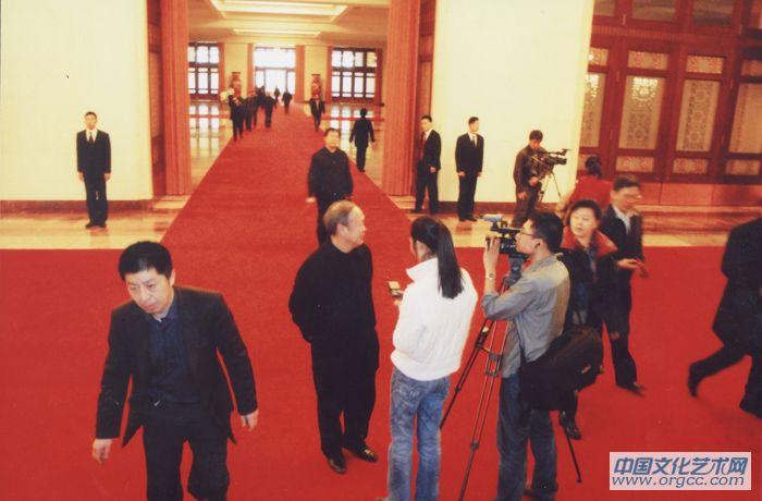 陈老师在人民大会堂接受采访