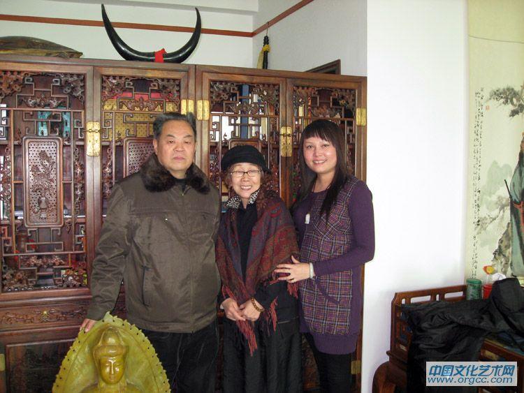 与李艾娴、李进学合影1