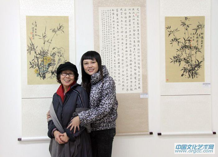 与李艾娴合影