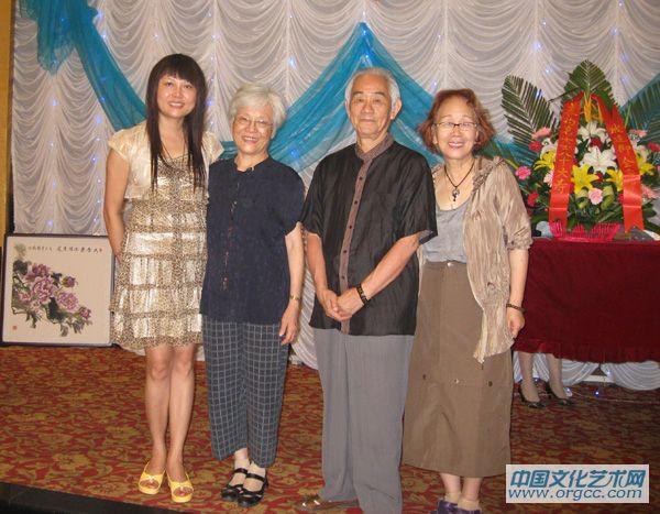 与李艾娴、叶鹏夫妇合影