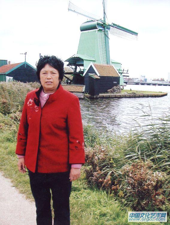 画家闫秀伶在荷兰个人风采照