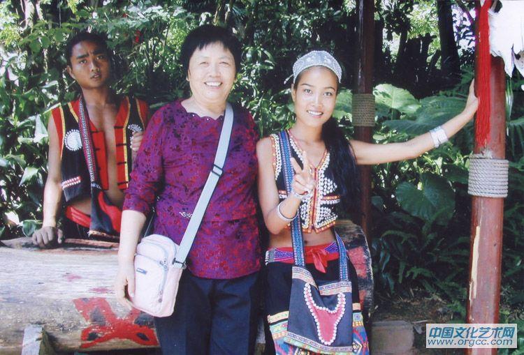 画家闫秀伶在深圳个人风采照