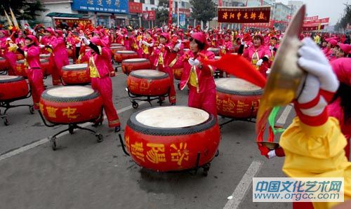 图文:洛阳排鼓威震马街