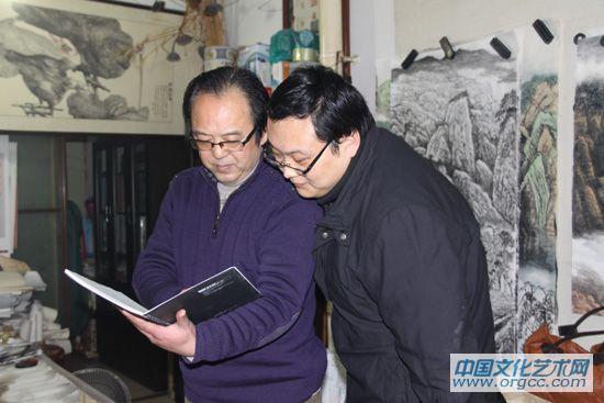 画家与《河洛风》记者在一起