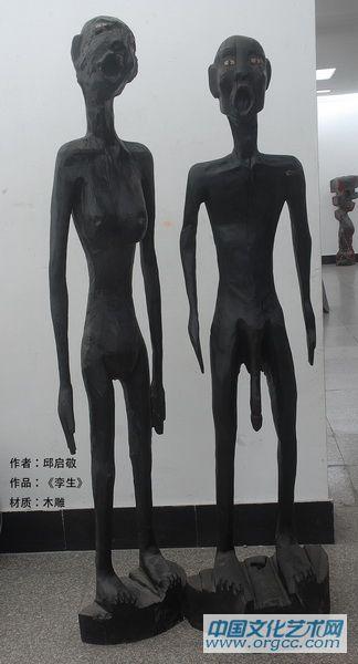 邱启敬《孪生》 木雕
