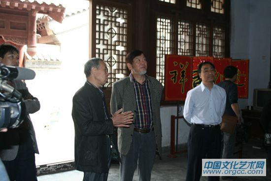 正在给何水法介绍王铎书法
