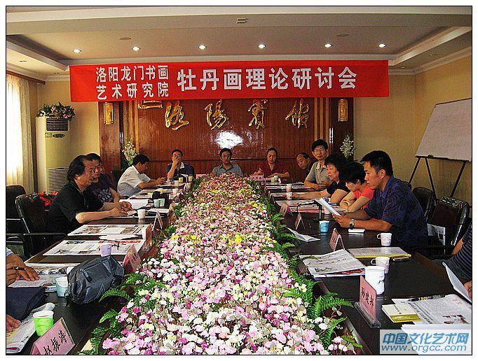 洛阳龙门书画研究院名誉院长张蛟生，在牡丹画理论研讨会上作研讨发言