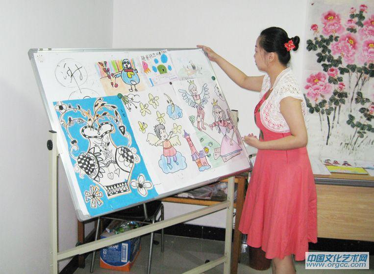 范瑜在“携手成长，精彩共享”少儿书画大赛中任评委
