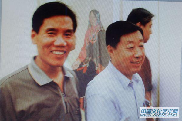 画家康利民与刘大为主席一起观展