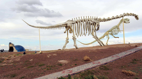 这是二连浩特白垩纪恐龙公园里的恐龙化石复原模型