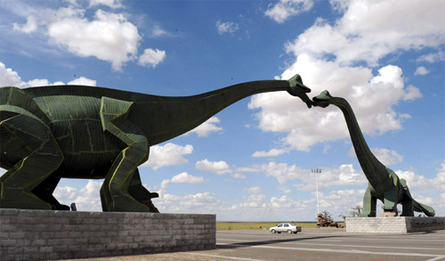 二连浩特标志性建筑——雌雄恐龙雕塑