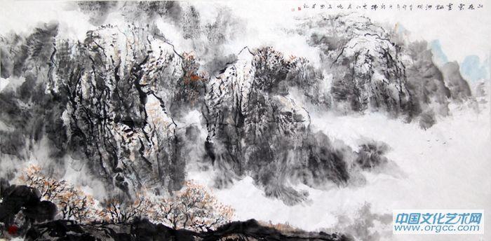 山在云霧飄渺間