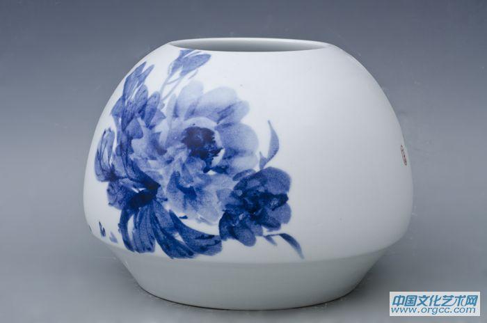 国画家王旗花鸟作品《瓷瓶牡丹》