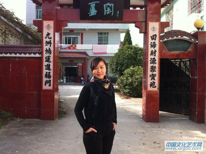 国画家王旗在景德镇留影