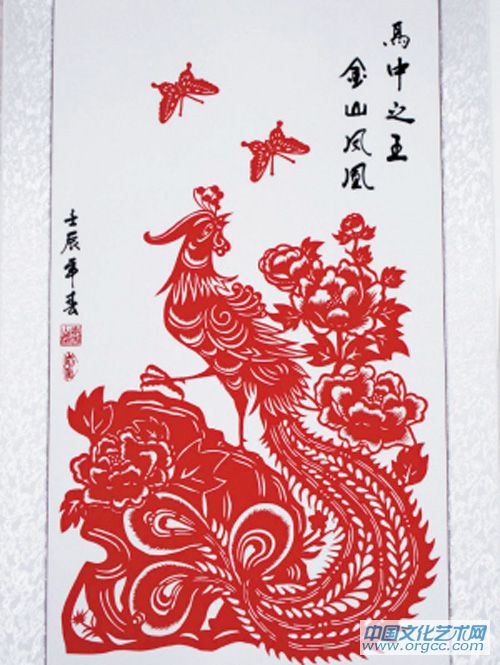 69岁的李云山老人创作的剪纸作品《凤凰戏牡丹》