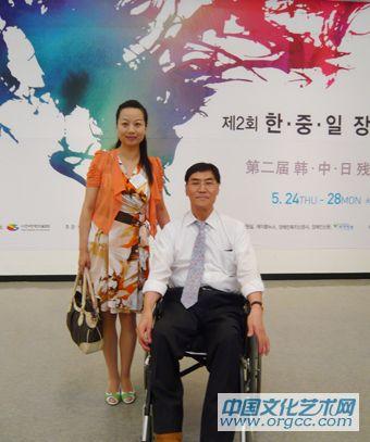 范瑜在韩国首尔与韩国残疾人美术家协会会长金忠显先生在一起