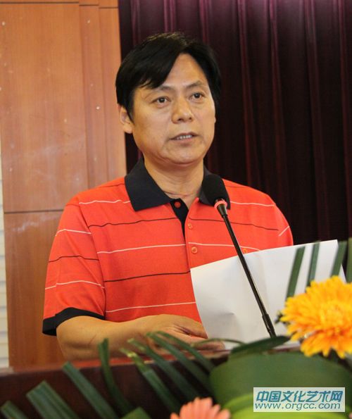 洛阳市新一届书协主席王鸣在大会上做表态发言