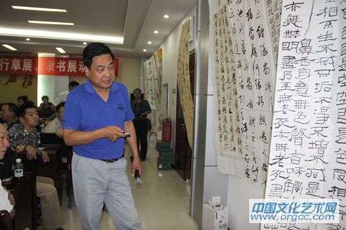 河南省书法家协会副主席李强在点评书法作品