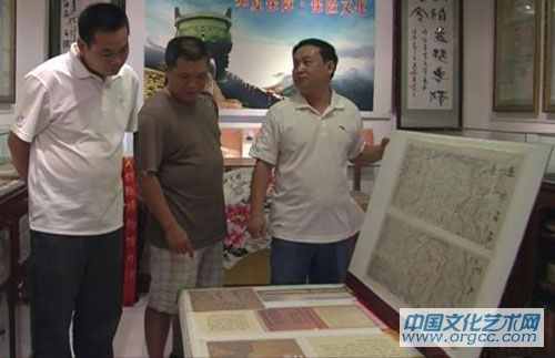 张天福向参观者展示馆藏品