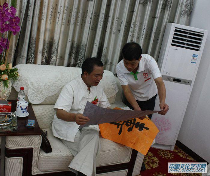 中国书画联合会主席陆建新先生与尚现敏先生交流小楷书法