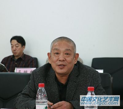 山东艺术学院院长,山东省美协主席张志民在座谈会上发表讲话