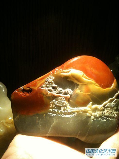 「山村秋阳」一个小品。国画意境里的山村，却有个巨大温暖的秋阳，又体现了寿山石质地润泽之美。