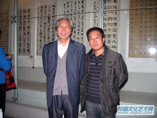 国画家胡广宇与屈吟庵老师合影
