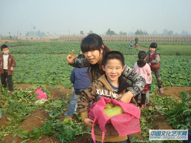 老师和我一起在菜地