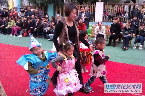 老师和我们一起秀服装