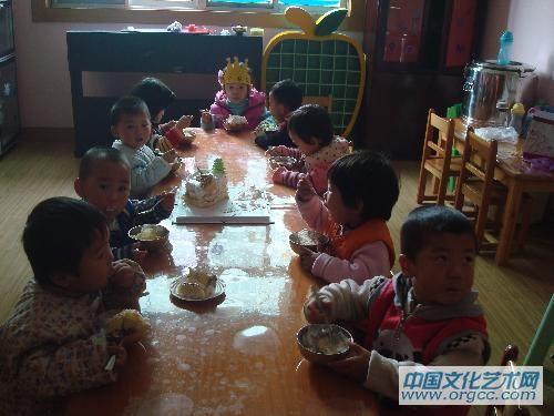 我和园内小朋友一起分享蛋糕