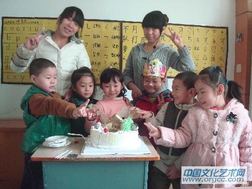 老师，小朋友和我一起庆祝生日