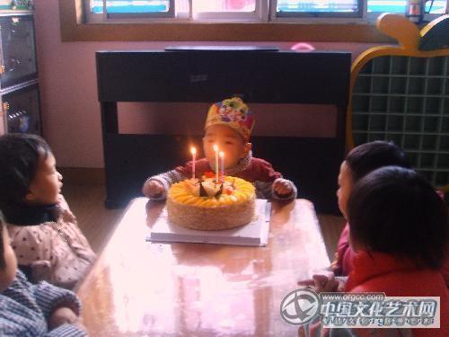 小朋友为我庆祝生日