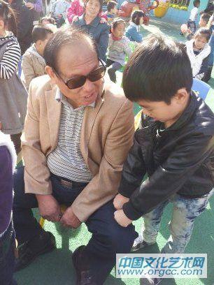 孩子正在给爷爷捶腿