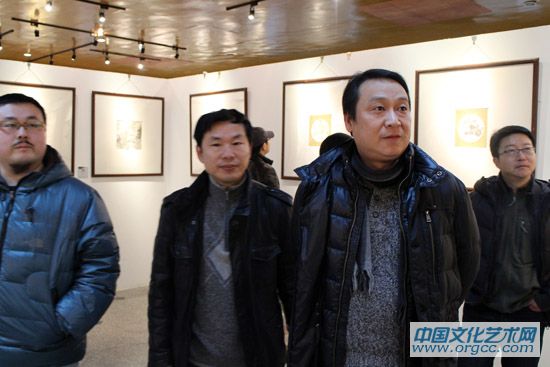 中国美术学院教务处处长翁震宇教授观看画展