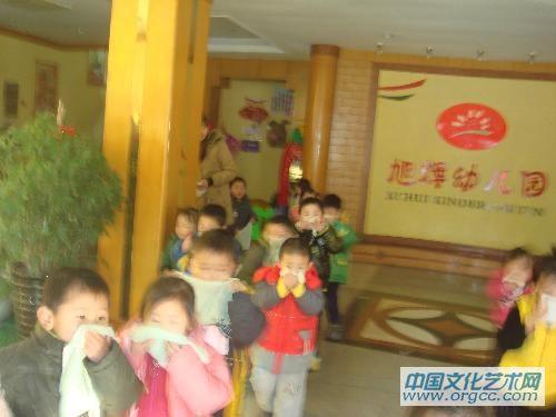 幼儿安全到达楼下