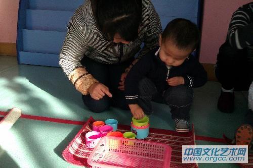 幼儿操作，母亲观看