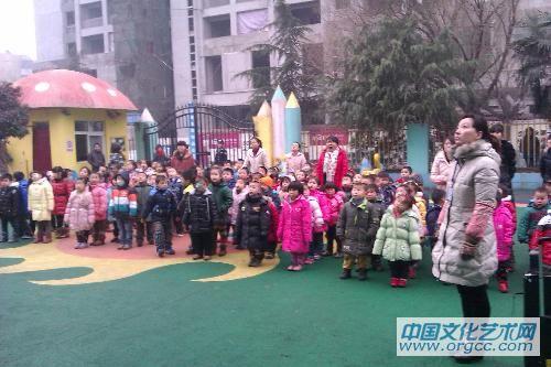 教师幼儿一起升国旗